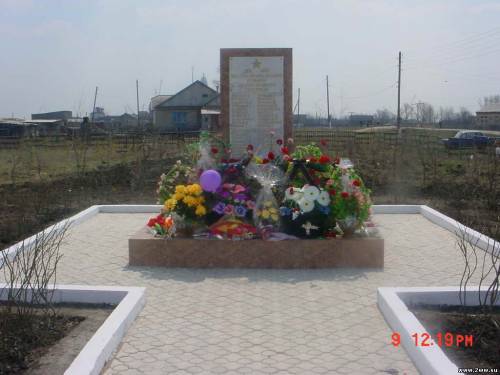 Памятник участникам ВОВ в посёлке Жасыл, Бурабайского района, Акмолинской области установленный земляками и потомками в знак уважения