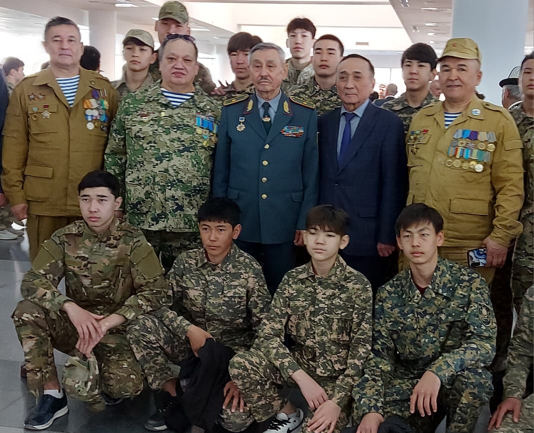 шеф Жас сарбаздармен.jfif